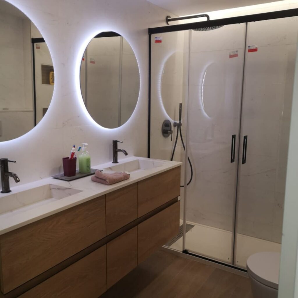 Baño con doble lavabo reformado por Indecor