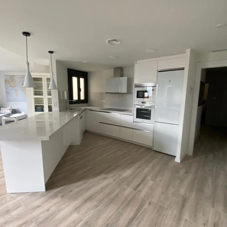 Cocina con encimera oscura, proyecto de Indecor