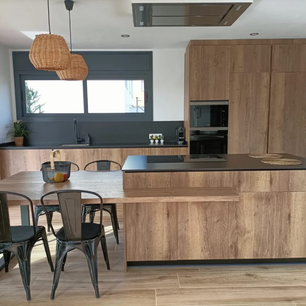 Cocina con isla en madera y negro, proyecto de Indecor