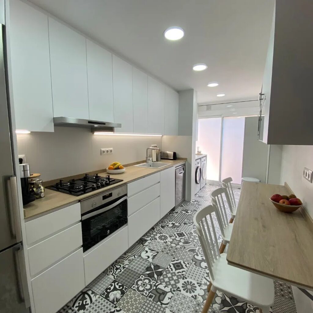 Cocina con pavimento hidráulico, proyecto de Indecor