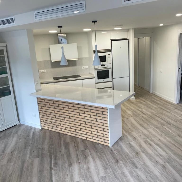 Reforma integral de cocina y salón realizada por Indecor
