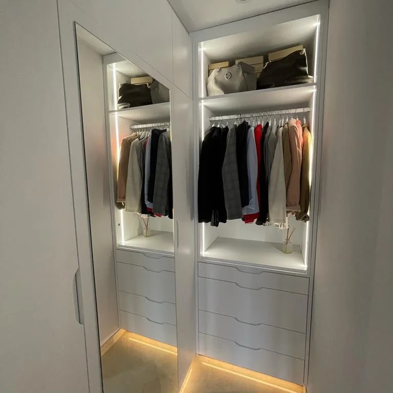Vestidor a medida con iluminación, proyecto de Indecor