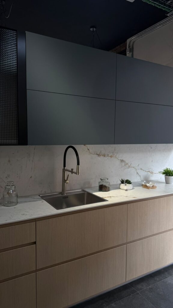 Cocina con encimera de porcelánico en la exposición de Indecor