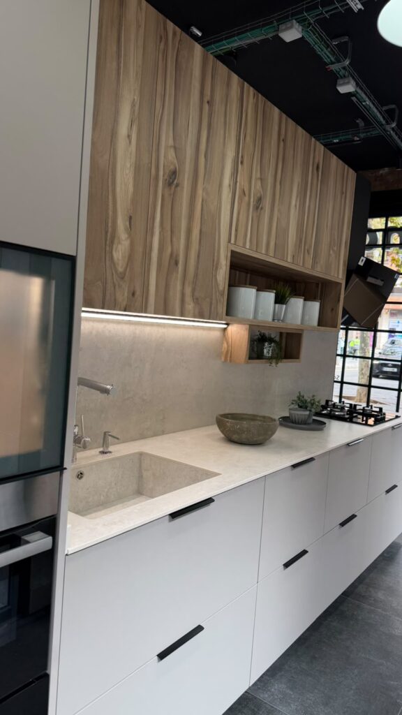 Cocina en madera y blanco en la exposición de Indecor
