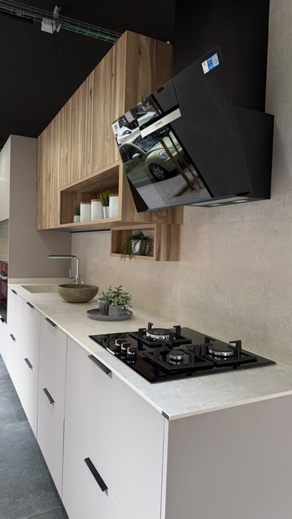 Cocina con campana negra en la exposición de Indecor