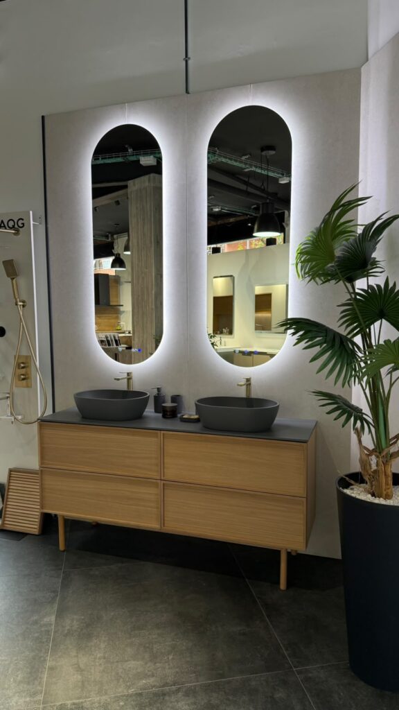 Mueble de baño en madera con espejos iluminados