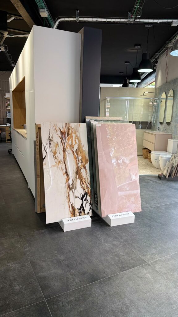 Planchas de piedra y porcelánico en la exposición de Indecor