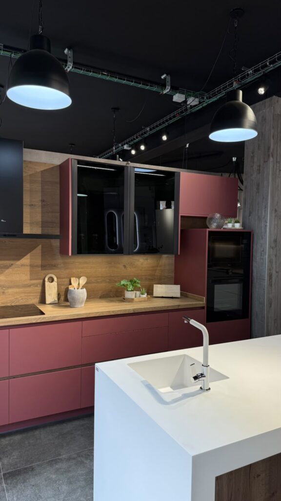 Mueble de baño en tono teja en la exposición de Indecor