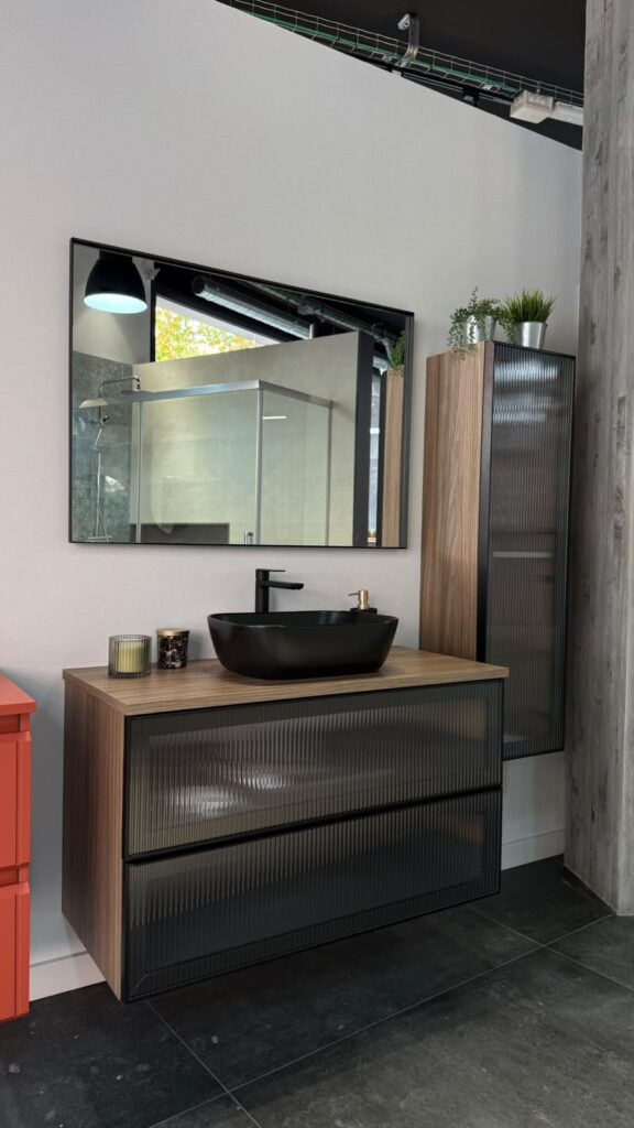 Lavabo sobre encimera de madera en la exposición de Indecor
